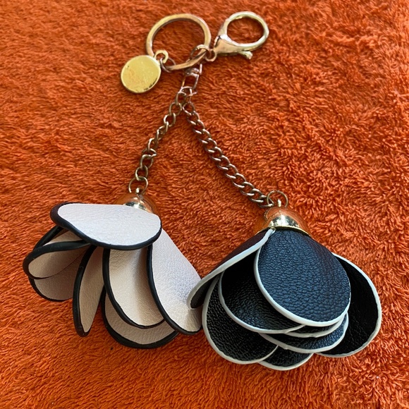 Pebble leather keychain purse charm with Flowers - Picture 1 of 1